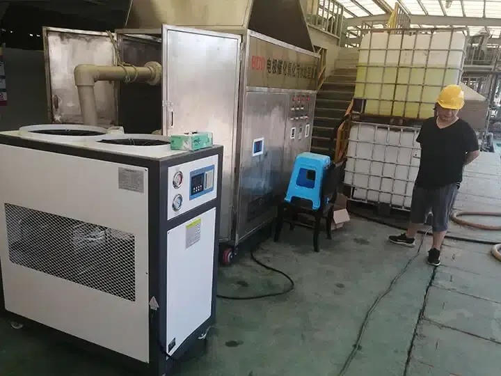 Operator beside the BDD treatment cabinet